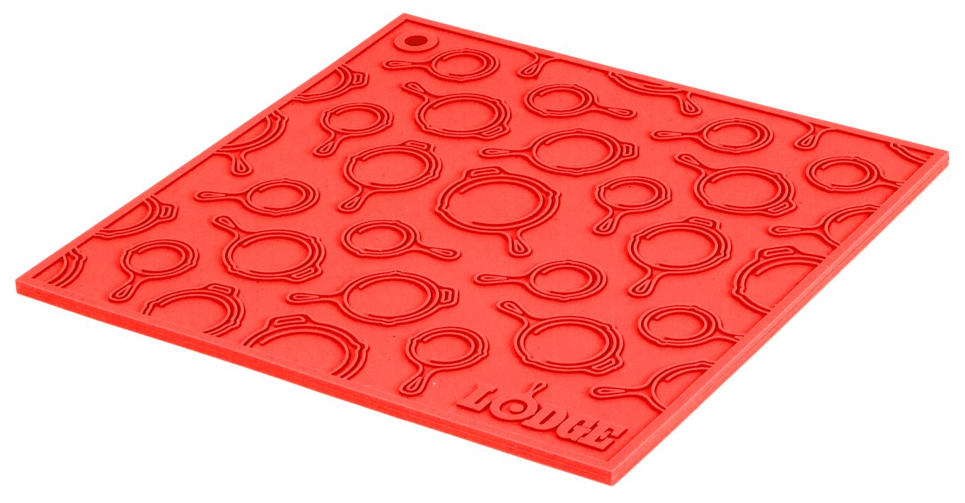 Červená silikonová podložka s reliéfem pod litinový hrnec/pánev Lodge