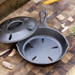 Litinová děrovaná pánev Lodge 16 cm s děrovanou pokličkou